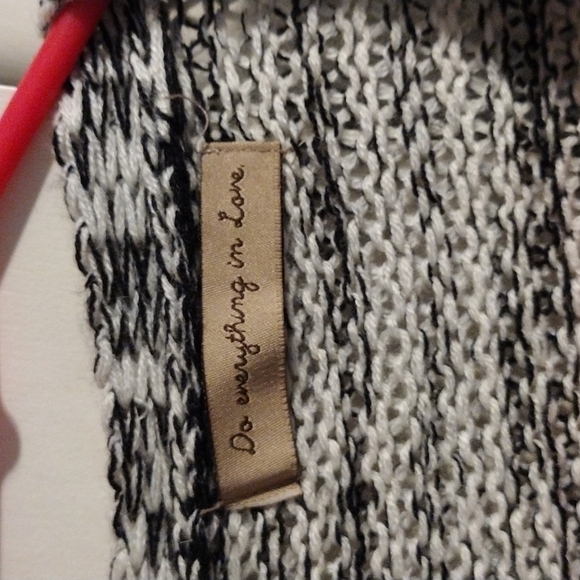Do Everything in Love Anthropologie black and white poncho shawl with tassels - Picture 2 of 4